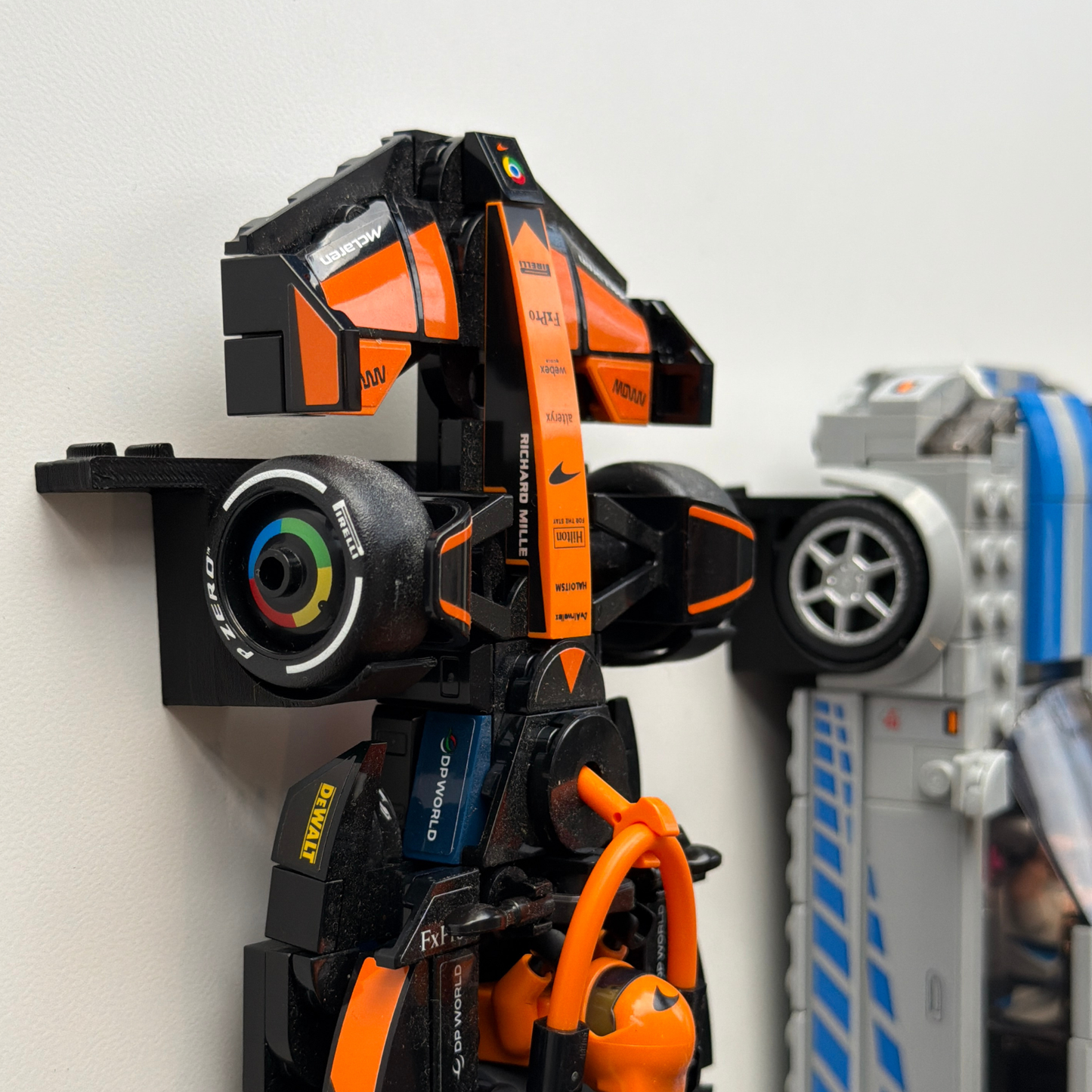 Wall mount for LEGO® Speed ​​Champions + minifigure 1 unit.